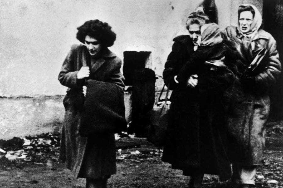 Uchodźcy z Węgier docierają do obozu dla uchodźców w Eisenstadt w Austrii po brutalnym stłumieniu rewolucji węgierskiej w 1956 roku.