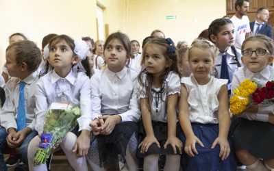 Polskie i czeczeńskie dzieci razem w małej wiejskiej szkole