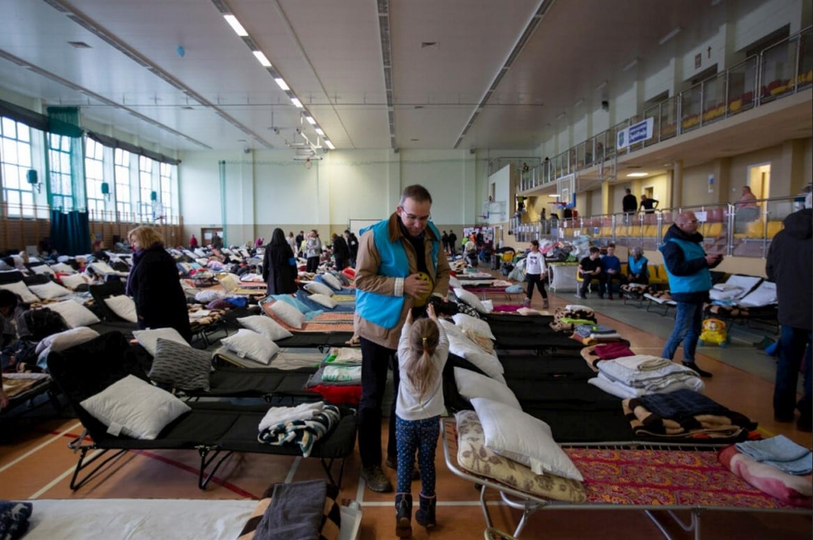 Ośrodek recepcyjny w Medyce został utworzony w budynku hali sportowej, żeby dać tymczasowe schronienie uchodźcom z Ukrainy. © UNHCR/Valerio Muscella