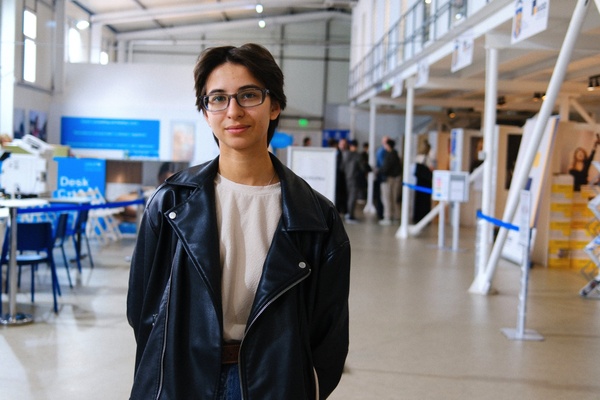 A portrait of Daria, a Ukrainian refugee, taken in RomExpo