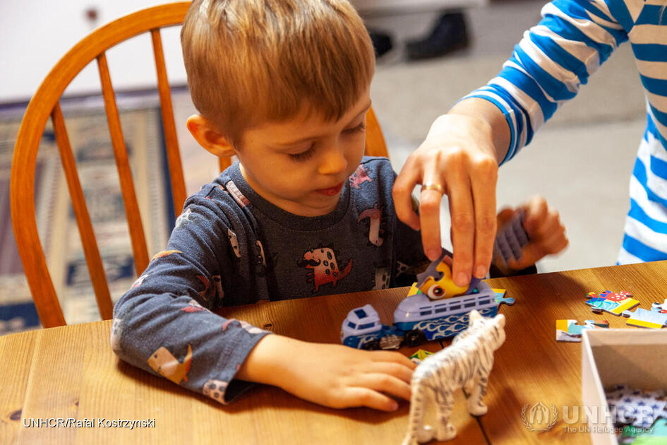 Artyom și sora sa, Anastasiia, frecventează o școală publică locală din Cracovia, în timp ce Darya lucrează într-o fabrică care asamblează piese auto. 