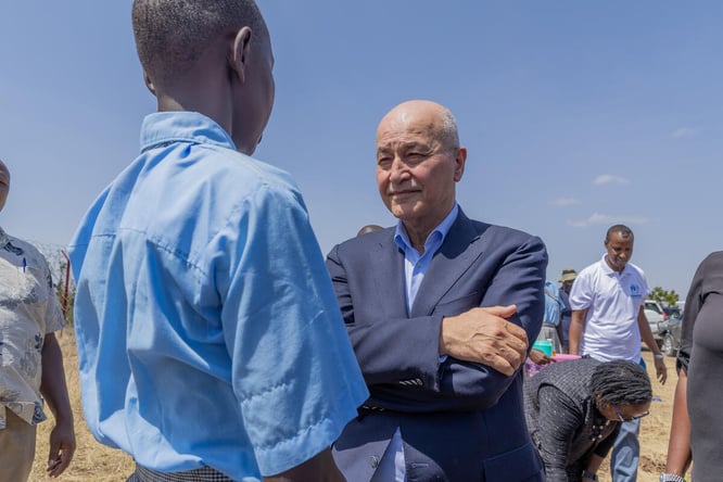 Barham Salih, reprezentant al UNHCR, se întâlnește cu refugiata sud-sudaneză Tololinda Nomoi Juma în tabăra Kalobeyei din Kenya, unde aceasta merge la școală alături de copii refugiați și copii locali.