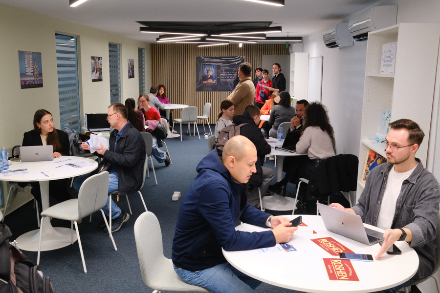 Refugees receiving services at RomExpo Community Centre 