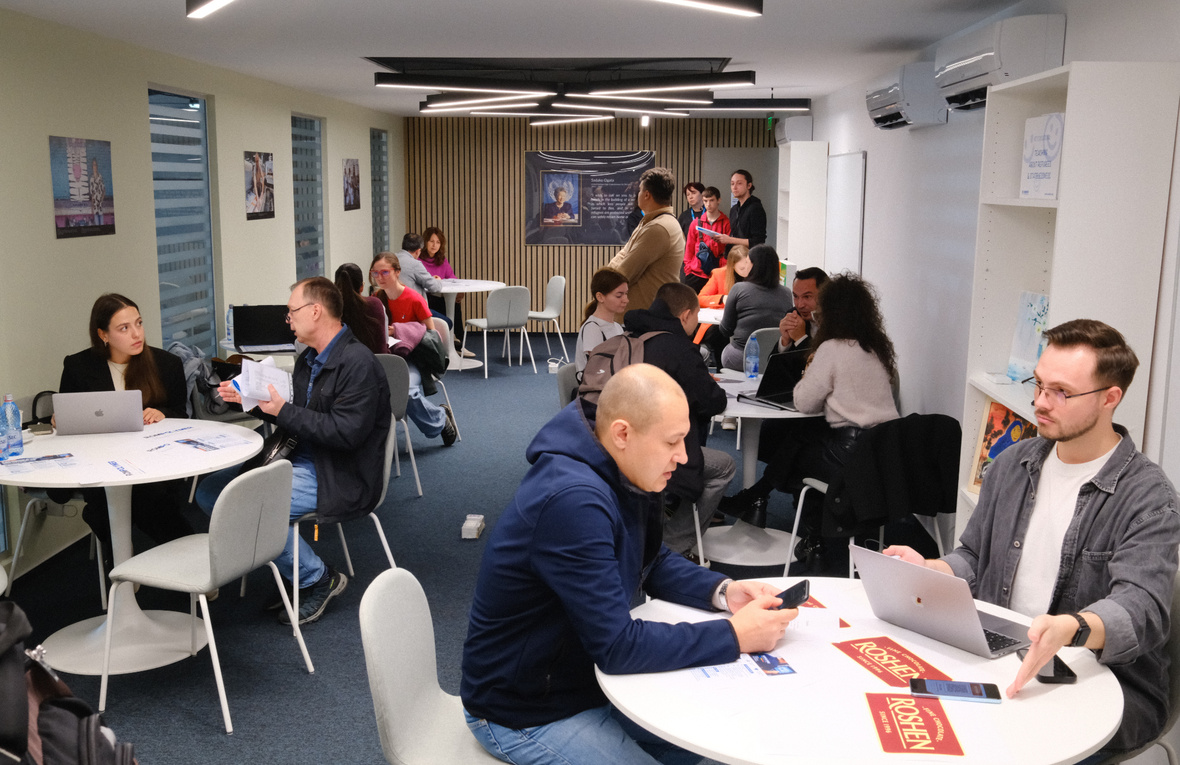 Refugees receiving services at RomExpo Community Centre 