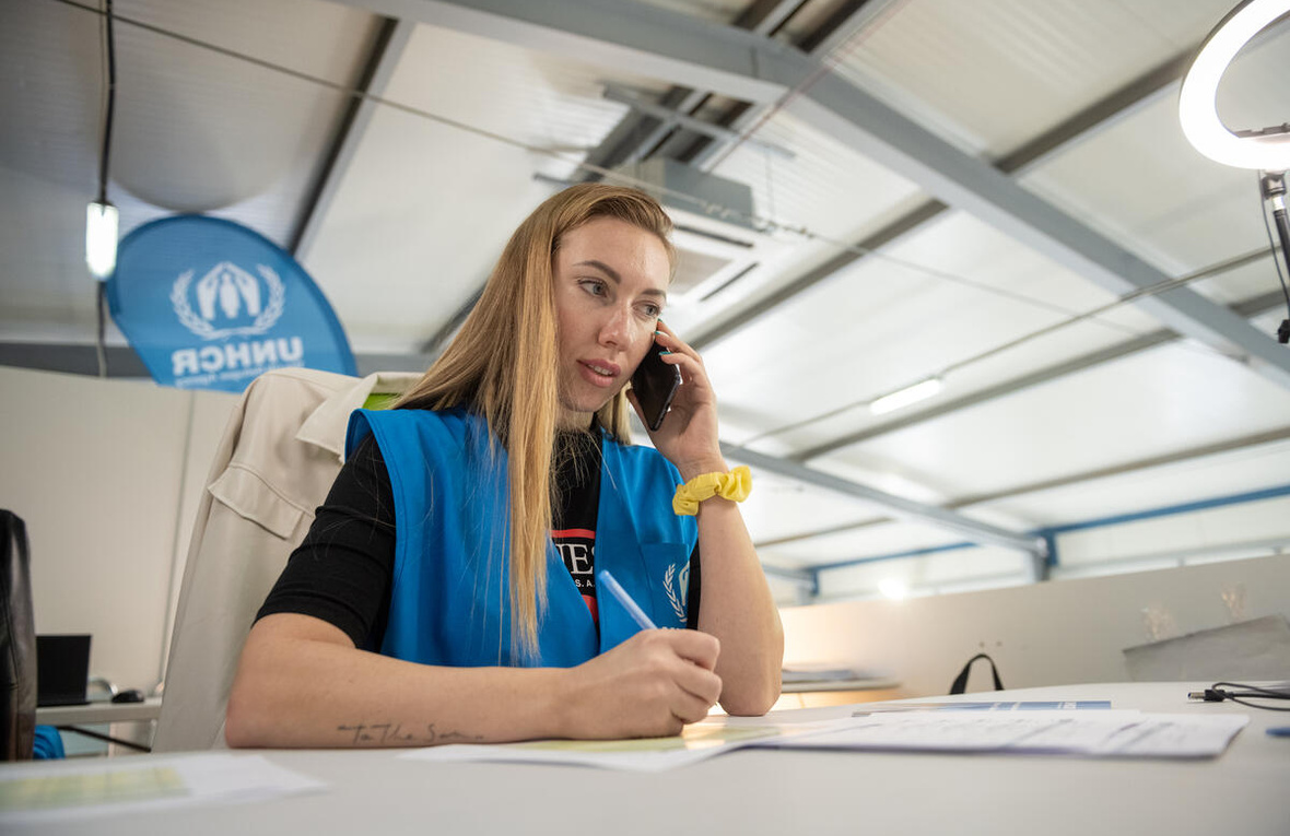 Personalul UNHCR oferă consiliere și sprijin cu privire la diverse aspecte, inclusiv accesul la servicii și drepturi în România, prin intermediul unei linii telefonice dedicate, pe lângă serviciile de consiliere oferite la fața locului la Centrul Comunitar al UNHCR de la RomExpo, București, 2022