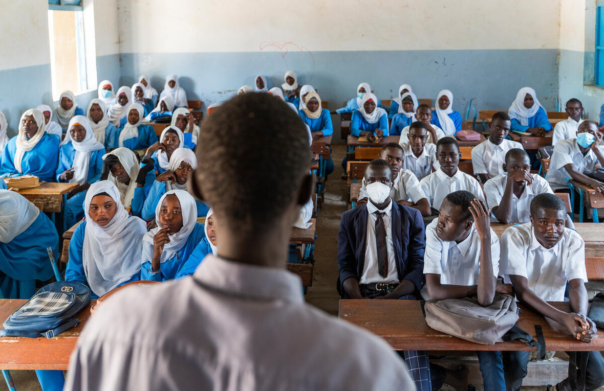 În tabăra de refugiați Farchana din estul Ciadului, refugiații sudanezi frecventează cursurile de învățământ secundar.