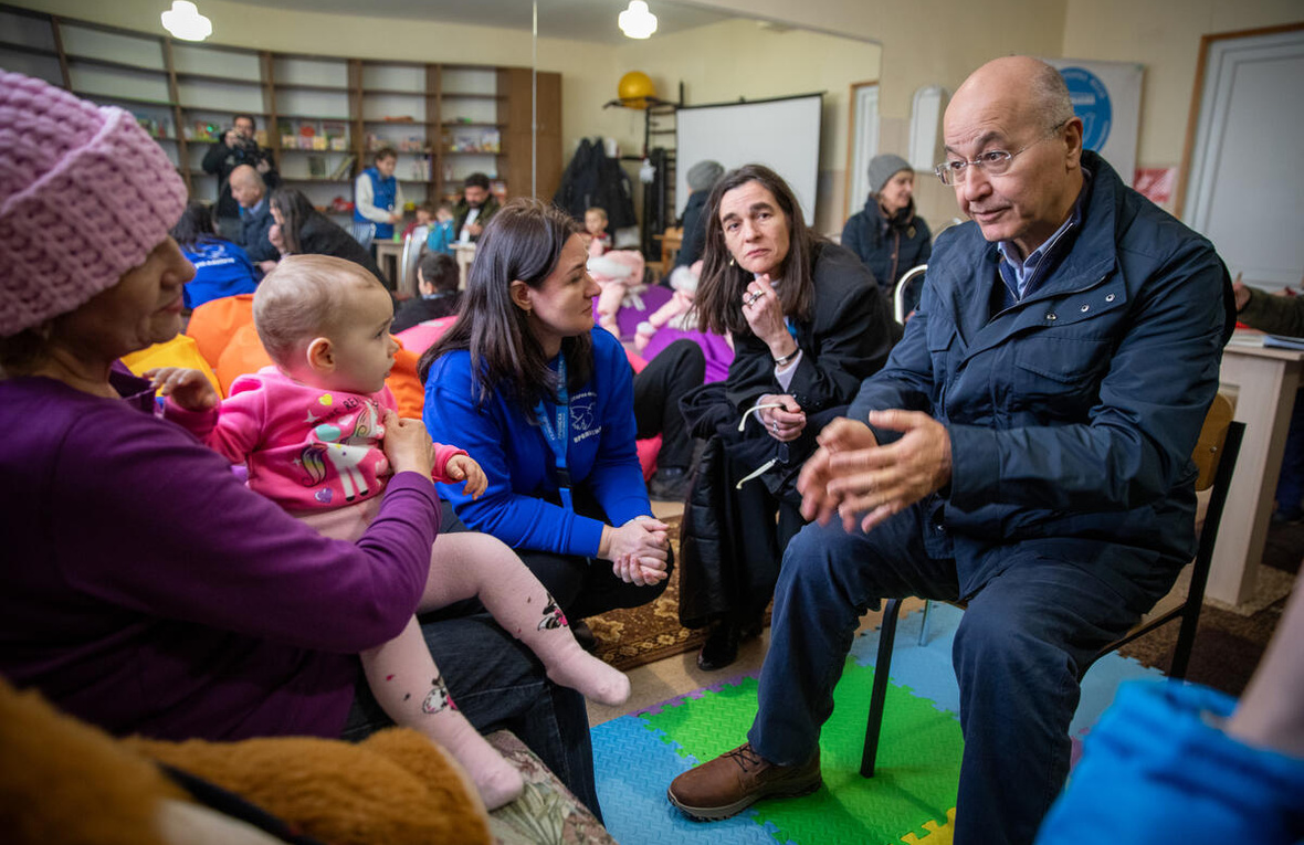 Ucraina. Înaltul Comisar al ONU pentru Refugiați, Barham Salih, vizitează centrul de tranzit pentru persoanele strămutate din zonele de pe front.