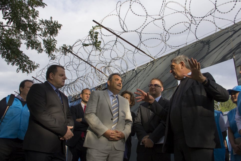 În vizită în Ungaria, șeful UNHCR cere stoparea detenției și solidaritate cu refugiații
