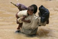 Nămolul și ploaia agravează situația refugiaților Rohingya
