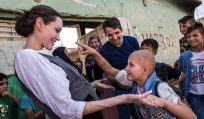 Angelina Jolie vizitează Mosul, unde familiile irakiene se întorc la case in ruine