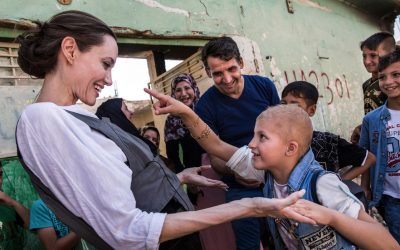 Angelina Jolie vizitează Mosul, unde familiile irakiene se întorc la case in ruine