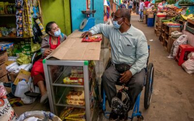 Pandemia prelungită de COVID-19 adâncește dificultățile pentru peste 12 milioane de persoane cu dizabilități, strămutate forțat