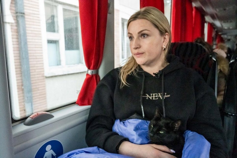 Viktoria, în vârstă de 37 de ani, a luat cu ea pisica familiei atunci când a plecat de acasă, în portul ucrainean Odesa de la Marea Neagră. © UNHCR/Mihai Eremia