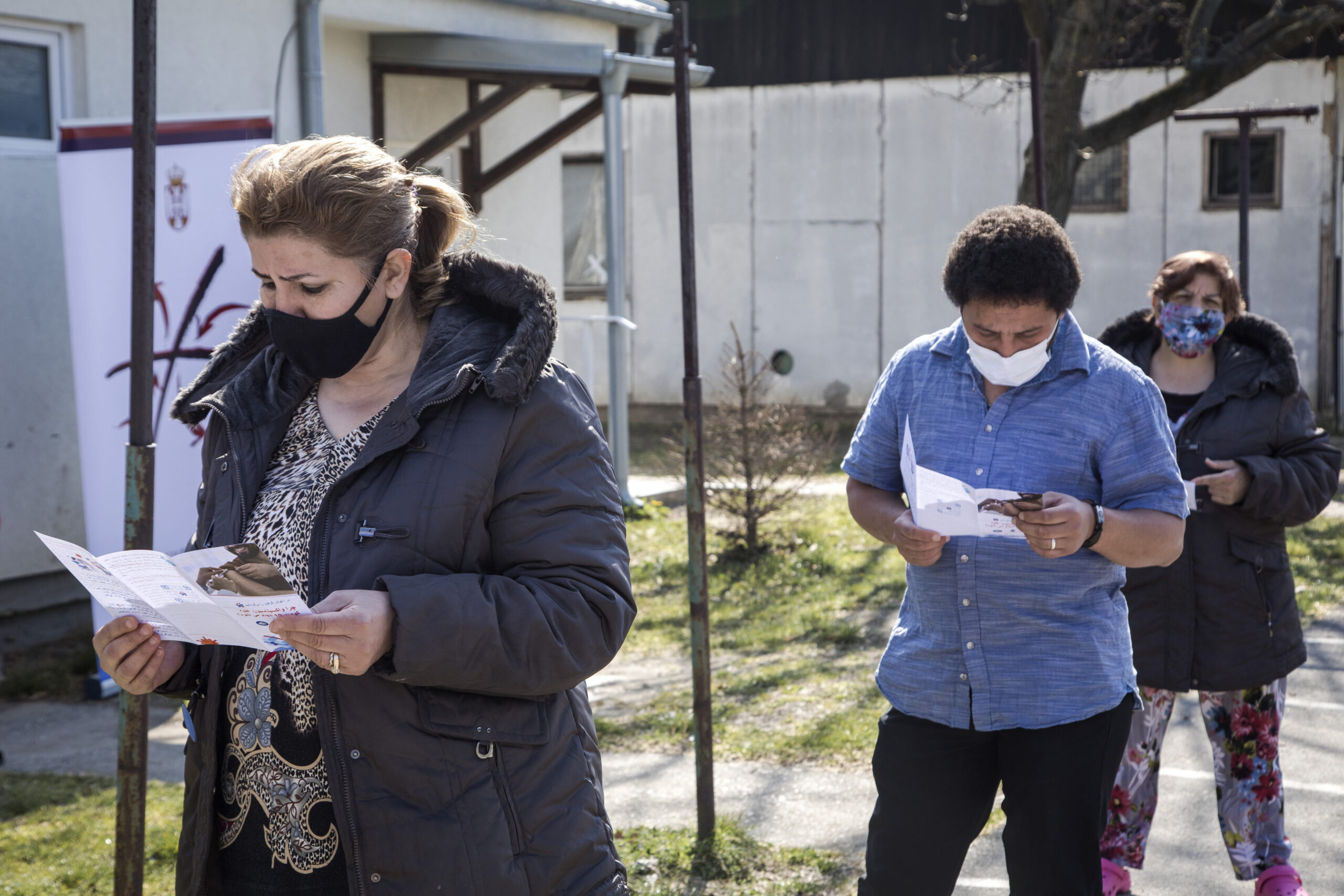 Stanovnici centra za azil u Krnjači, u okolini Beograda, Srbija, čekaju da se dobiju vakcinu protiv kovida 19. 