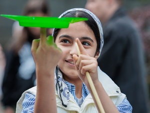 Девочка-беженка во время представления бродячего цирка Париж-Москва (Антикварный цирк)