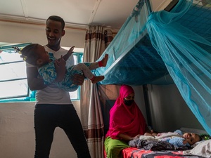 Rwanda. High Commissioner visits refugees in transit from Libya