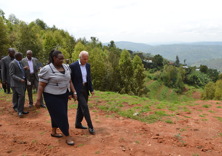UNHCR and the Government of Rwanda visit Gihembe camp’s rehabilitated ravine
