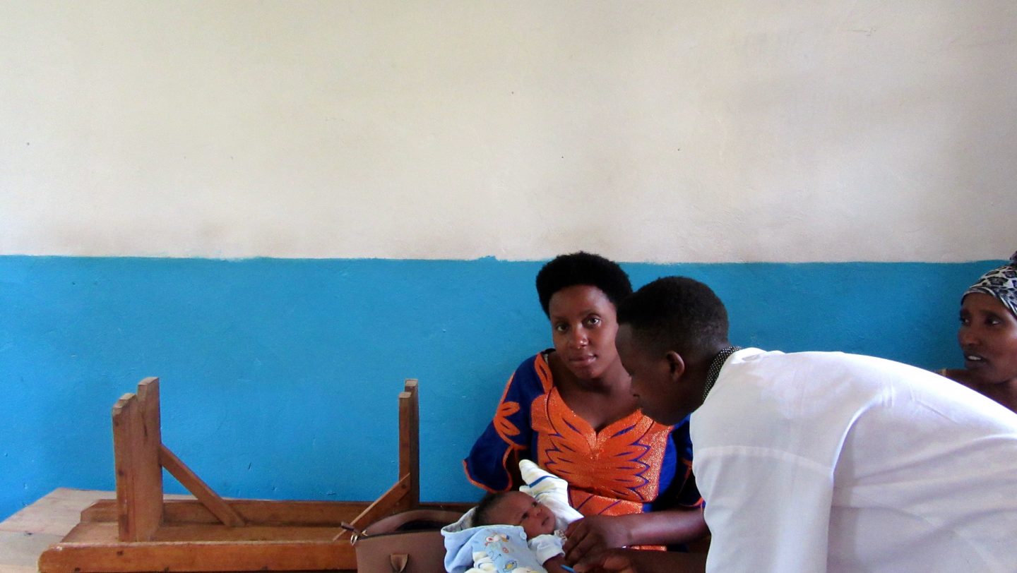15. Handle problems - vaccination 1, posing (Bazizane, Nyampundu - Nyabiheke) CROP