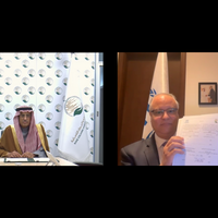 د. خالد خليفة، مستشار المفوض السامي وممثل المفوضية لدى دول مجلس التعاون الخليجي، والمهندس أحمد البيز، مساعد المشرف العام بمركز الملك سلمان للإغاثة والأعمال الإنسانية، أثناء التوقيع على الاتفاقية. ©UNHCR