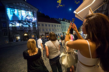 Zatočišče in preskrba: prepričljivo multimedijsko umetniško delo za Svetovni dan beguncev