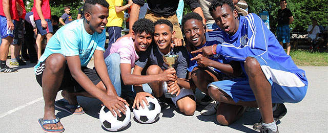 Nogomet zbližuje begunce in družbe gostiteljice