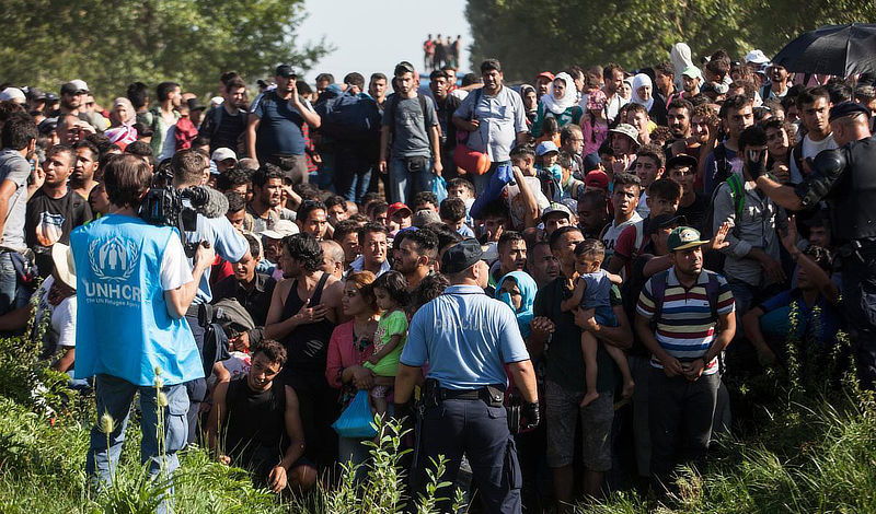 UNHCR zaskrbljen nad kopičenjem ljudi ob mejah in večjo stisko beguncev