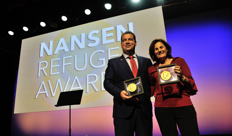 Poklon grškim junakom na slavnostni podeltvi UNHCR-jeve nagrade Nansen