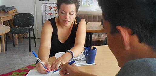 Vzajemna sreča: študentka pomaga prosilcem za azil pri učenju madžarščine