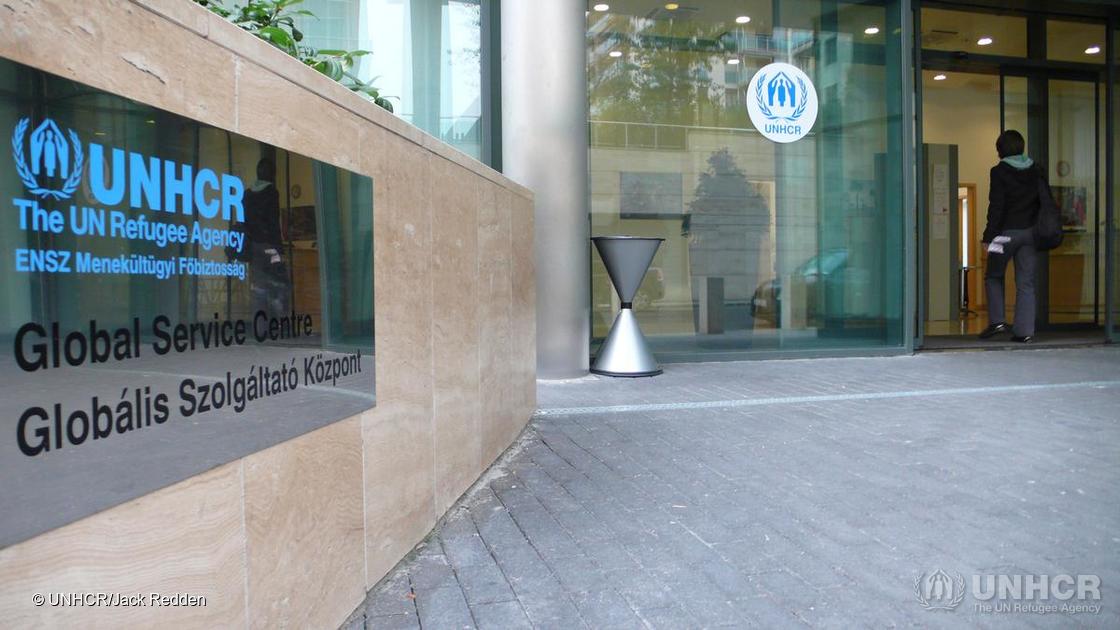 Visoki komisar navdušen nad osebjem in prostori novega Storitvenega centra v Budimpešti