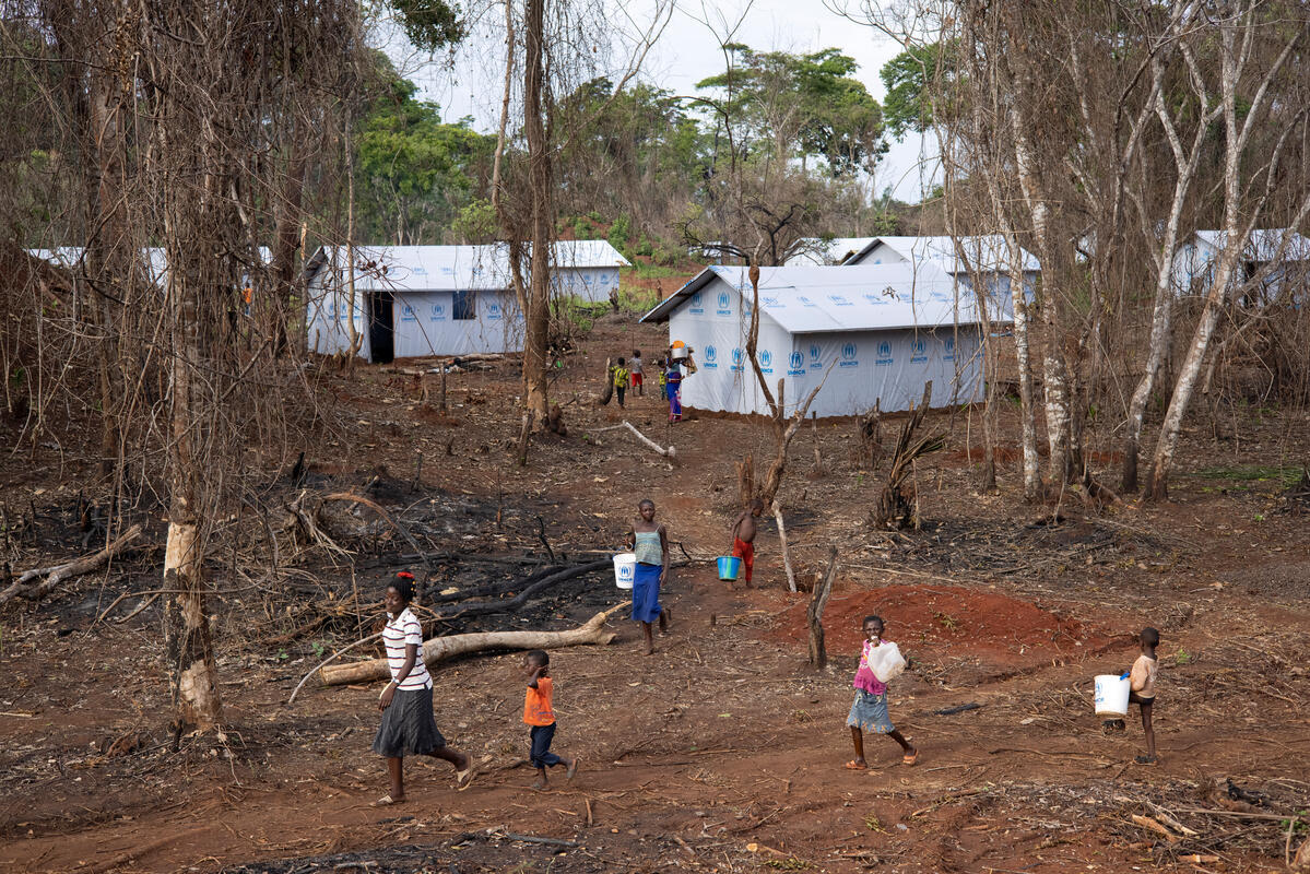 Democratic Republic of Congo. High Commissioner visits CAR refugees