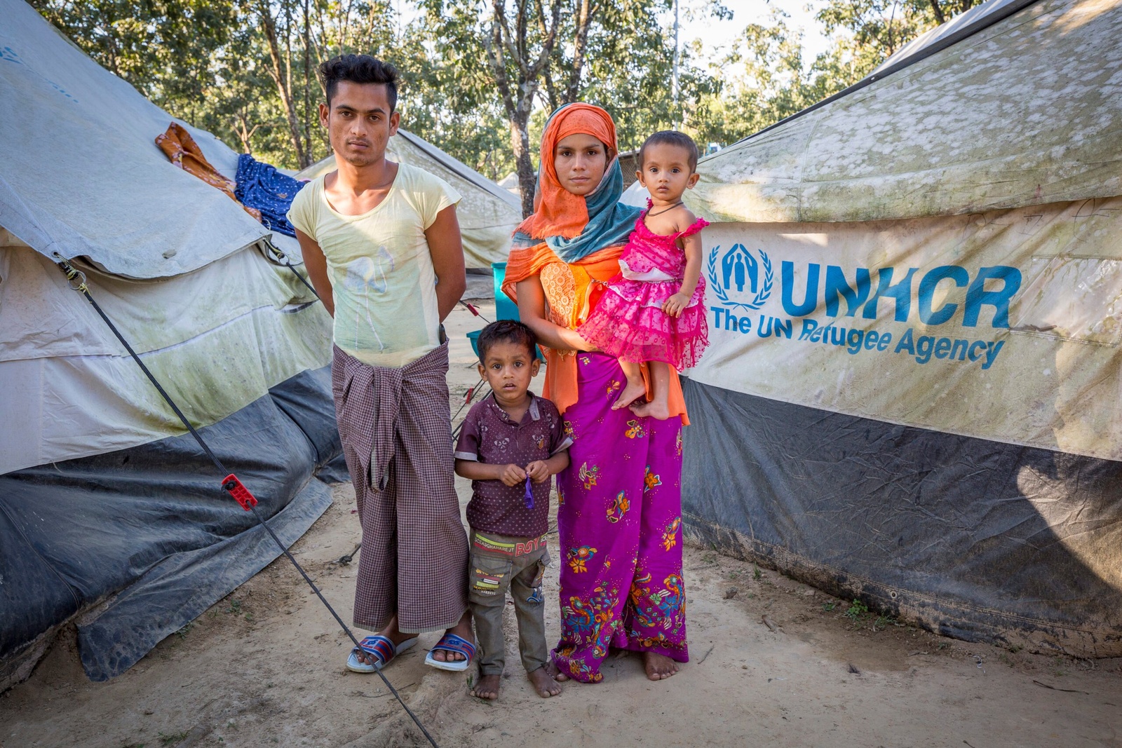 Rohingya-vluchtelingen Mojibur Nur Alam en Nur Khatun met hun kinderen Sohil en Saima in het UNHCR Transit Centre in het Kutapalong-kamp, Bangladesh. © UNHCR/Roger Arnold