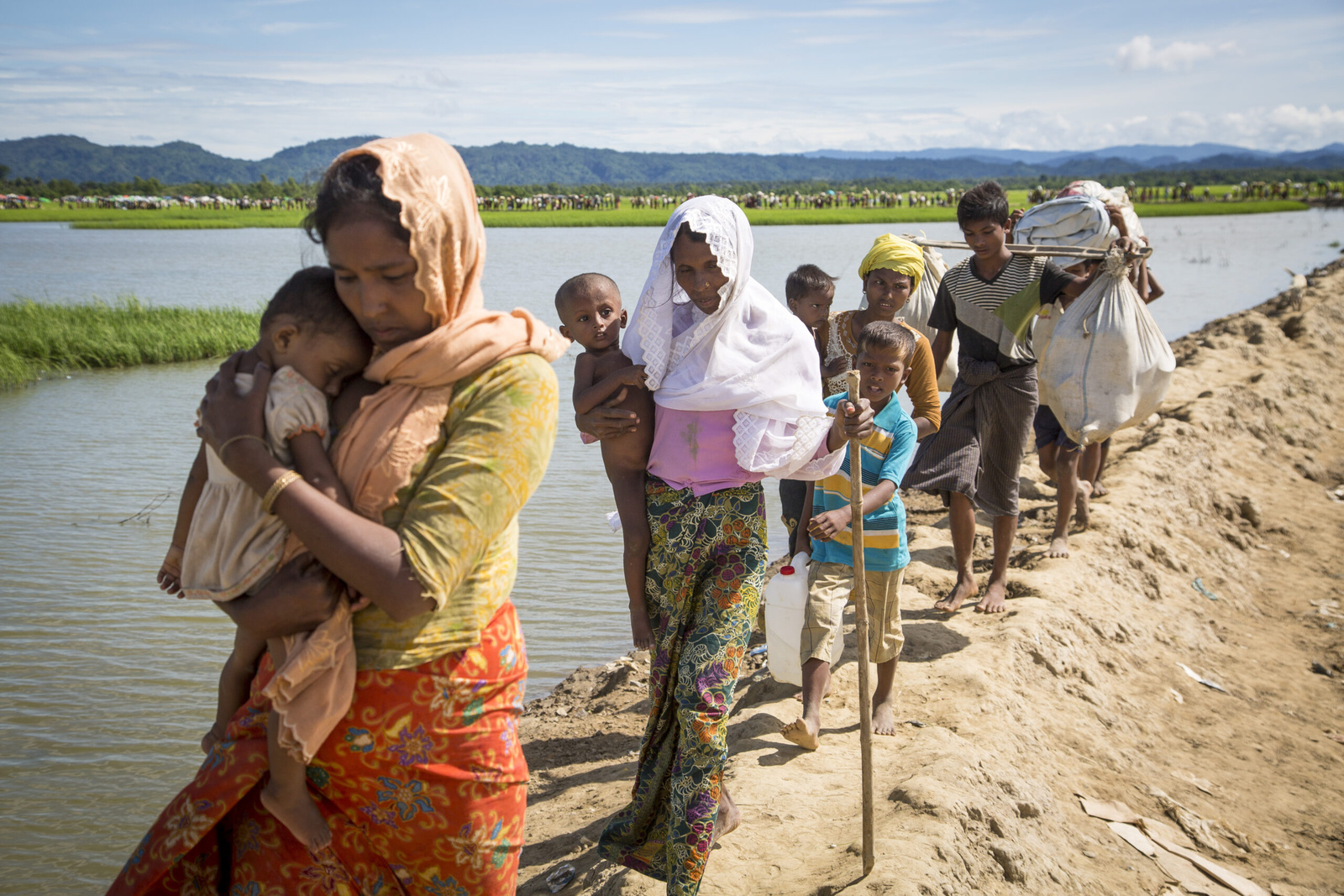 Rohingya-vluchtelingen uit Myanmar steken de grens met Bangladesh over. © UNHCR/Roger Arnold