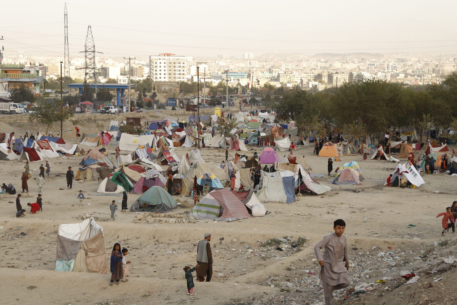 Kotal Khairkhana est l’un des deux parcs de Kaboul où les personnes déplacées vivent en plein air ou sous des tentes de fortune. © UNHCR/Tony Aseh