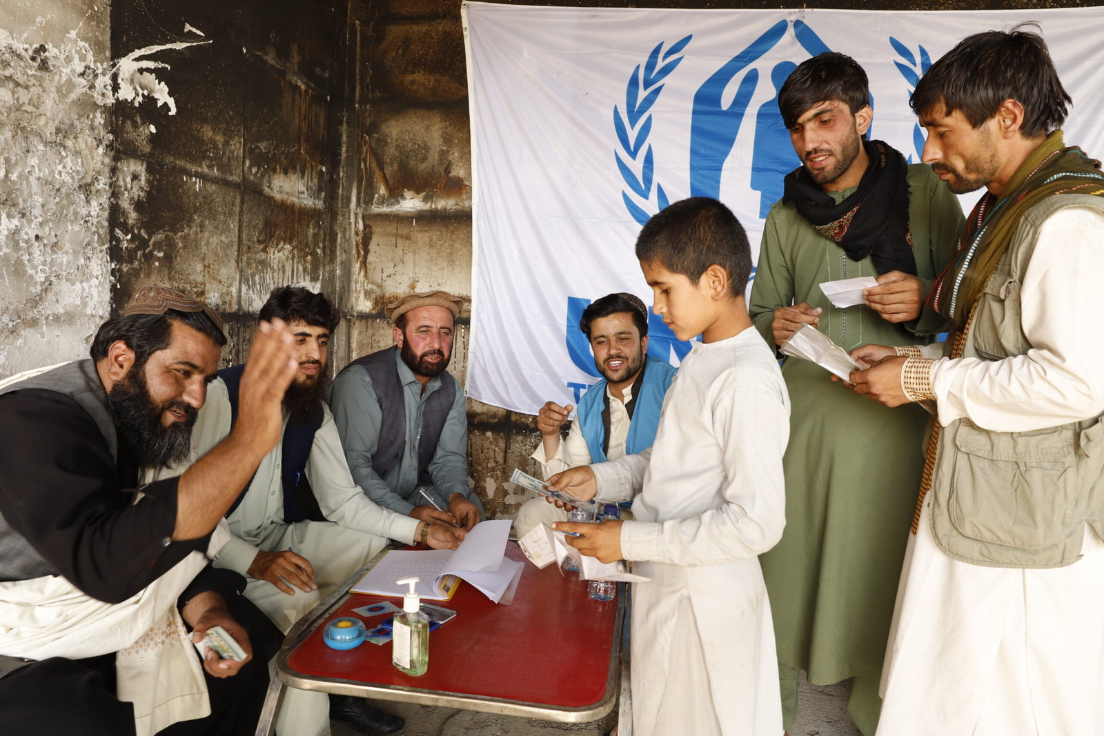 Une famille déplacée à Kaboul reçoit de l’argent pour l’aider à retourner dans sa province d’origine. © HCR/Tony Aseh