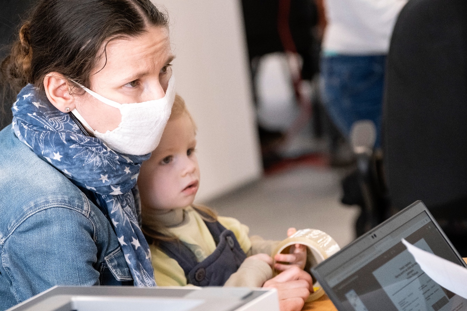 Rozalia provides her details to a staff member at UNHCR’s cash enrolment centre in Warsaw. © UNHCR/Maciej Moskwa