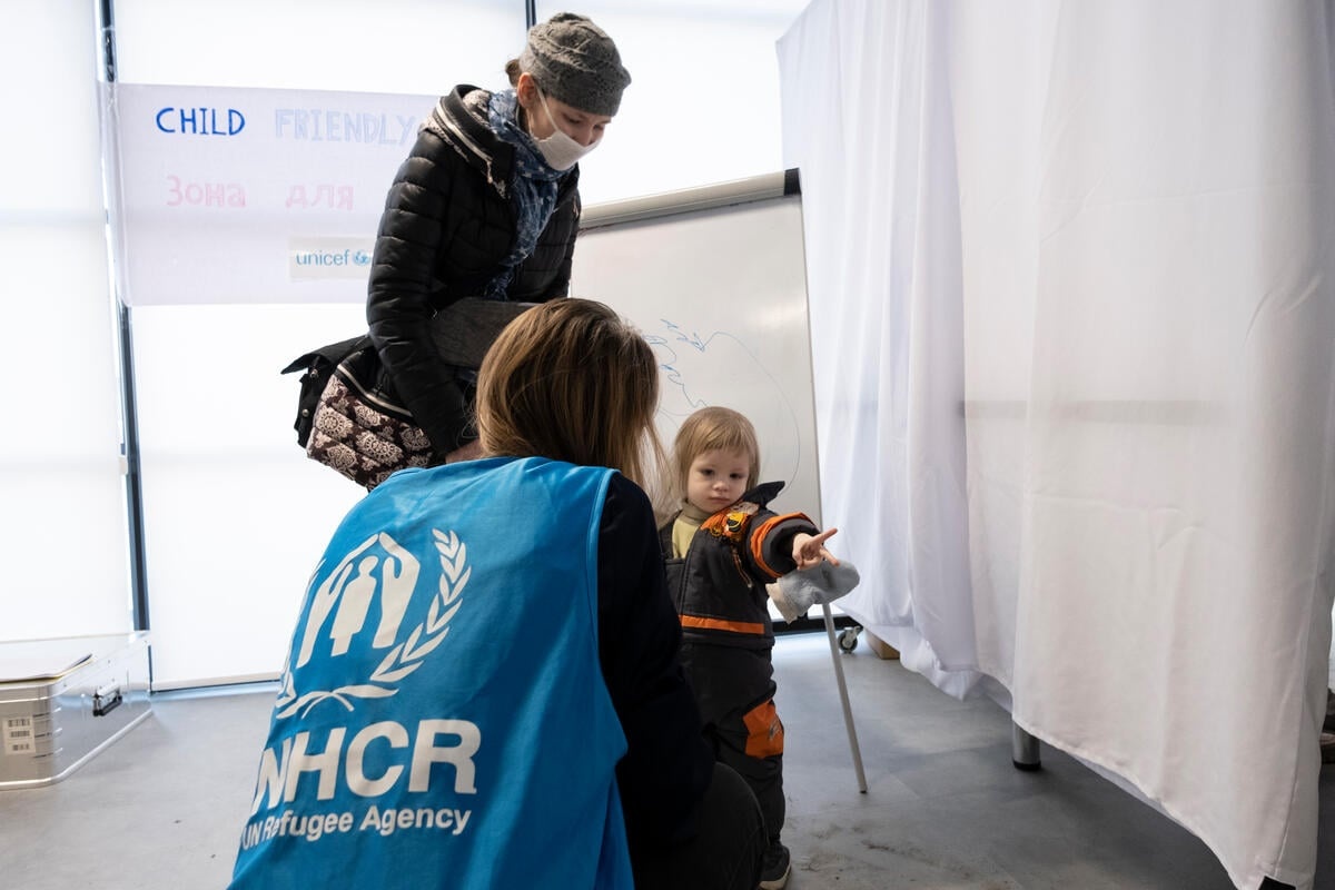 The cash enrolment centre includes a child-friendly space for young children like Andre, and their mothers. © UNHCR/Maciej Moskwa