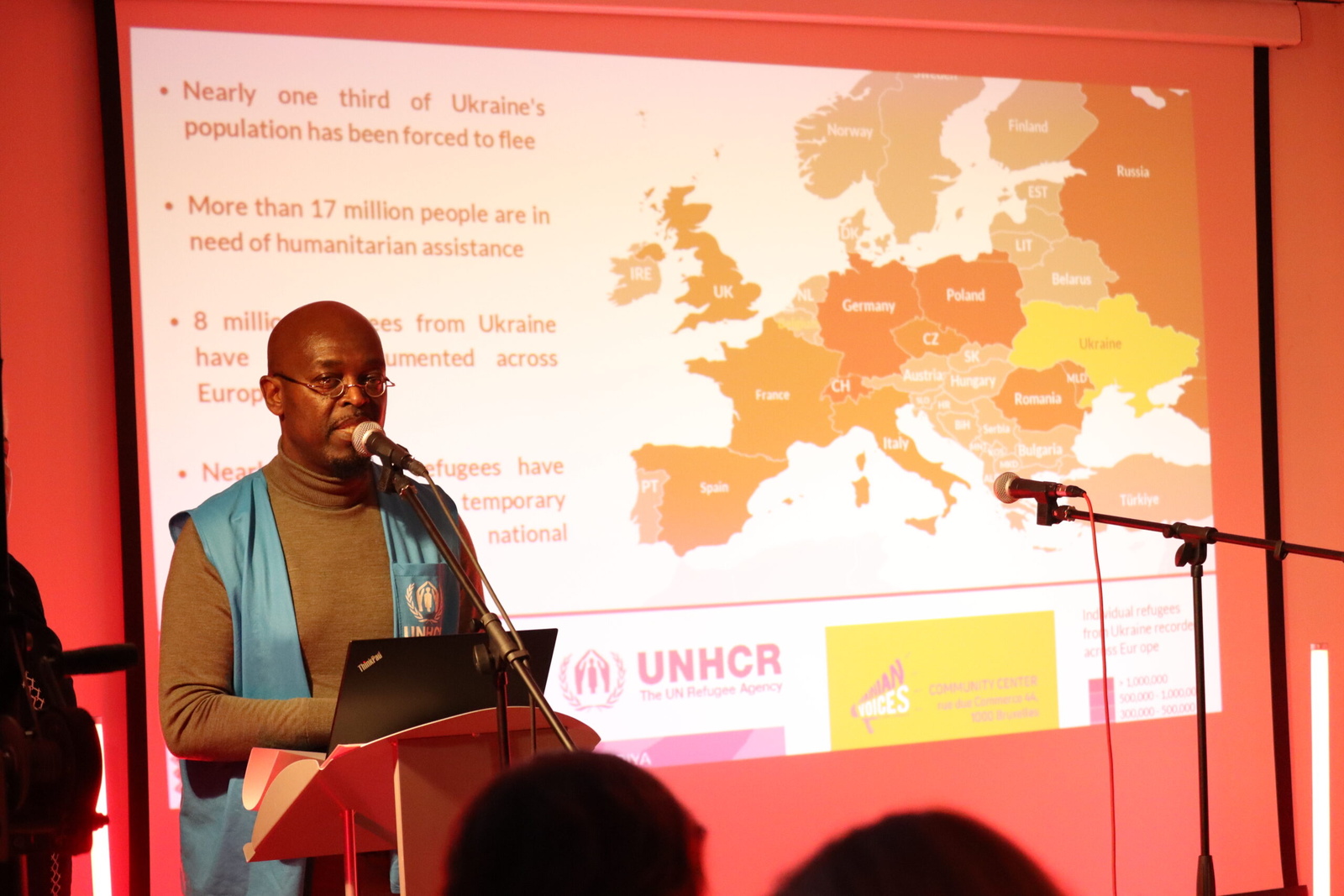 UNHCR-medewerker Alphonse Munyaneza gaf een presentatie met de meest recente statistieken over mensen die de oorlog in Oekraïne moesten ontvluchten. Hij lichtte daarnaast ook toe wat UNHCR in Oekraïne en de regio doet om mensen op de vlucht te helpen. © UNHCR/Benjamin Mason
