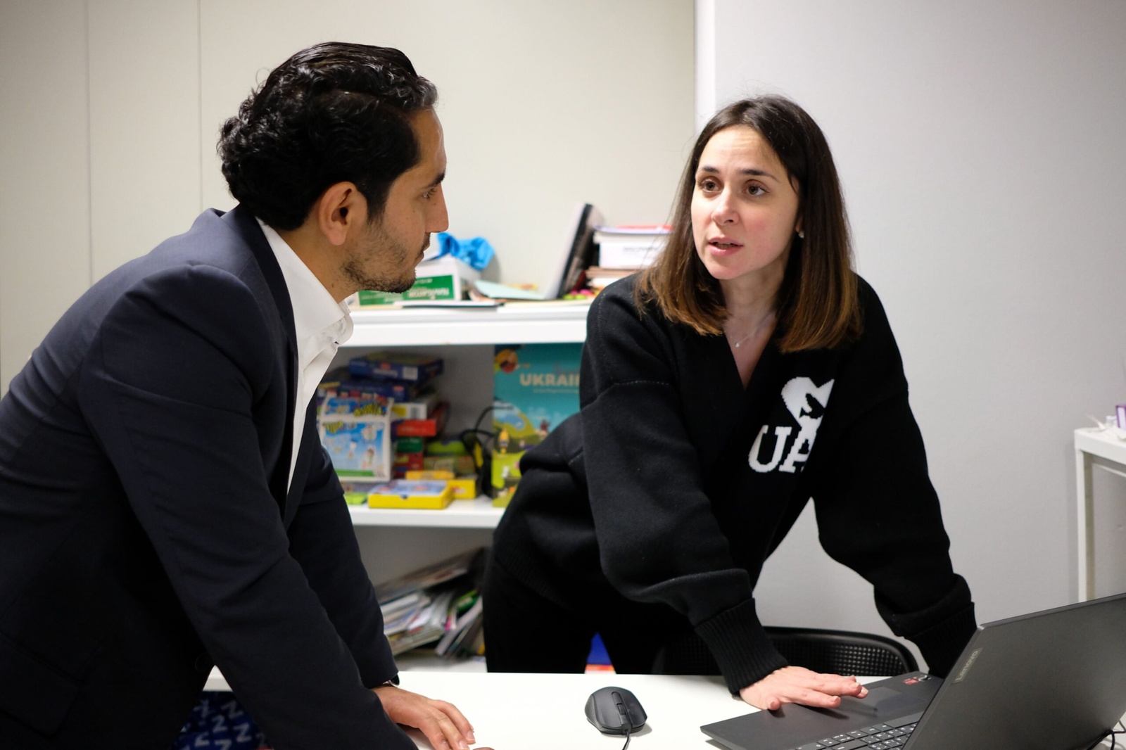Ahmad Wali Ahmad Yar, President of the Umbrella Refugee Committee and Alina Kokhanko, President of the Ukrainian Voices Refugee Committee discussing the work of the refugee committees in Brussels. ©UNHCR/Nina Daelemans