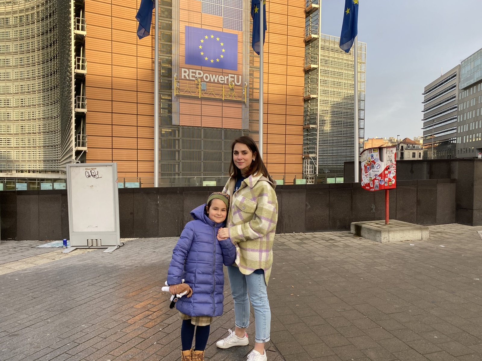 Alina Kokhanko, refugee from Ukraine and President of the Ukrainian Voices Refugee Committee, and her daughter in front of the European Commission in Brussels. ©UNHCR/Frederik Bordon