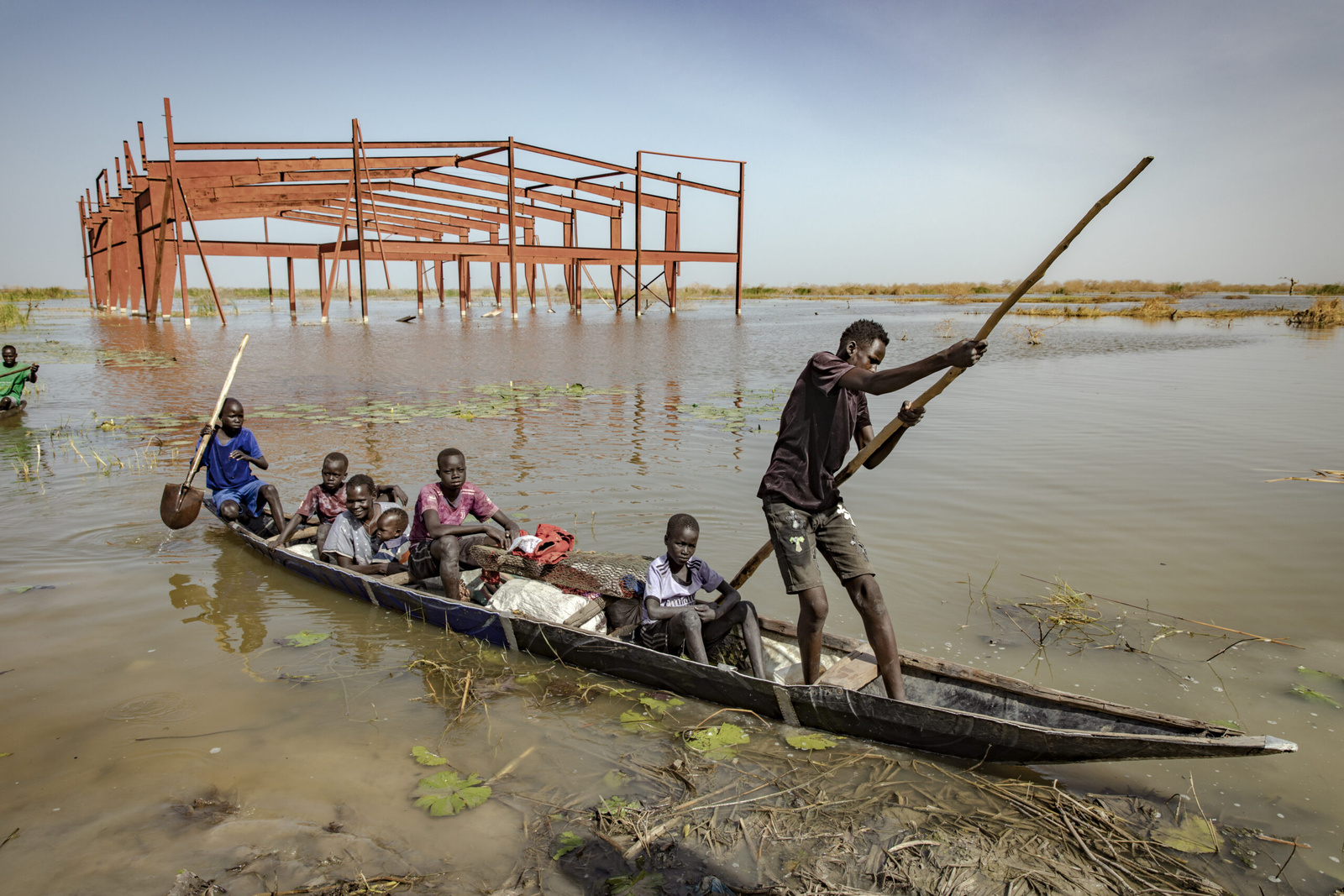 Nyeritea Kay Nakney, haar vier kinderen en haar twee neven komen aan in Bentiu nadat ze noodgedwongen hun overstroomde dorp ontvluchtten. © UNHCR/Andrew McConnell