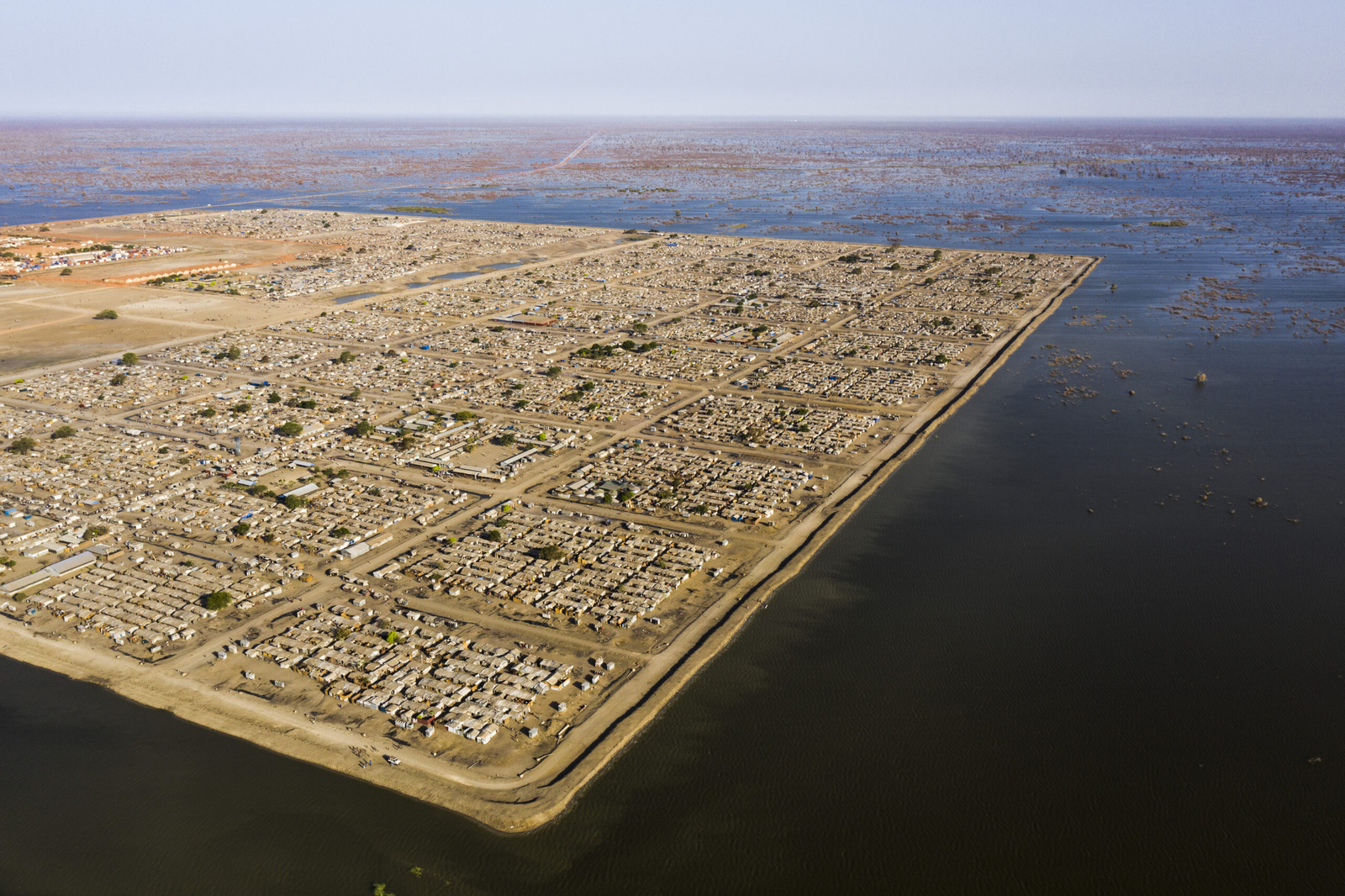 Dijken houden het water uit het hoofdkamp voor intern ontheemden in Bentiu. © UNHCR/Andrew McConnell
