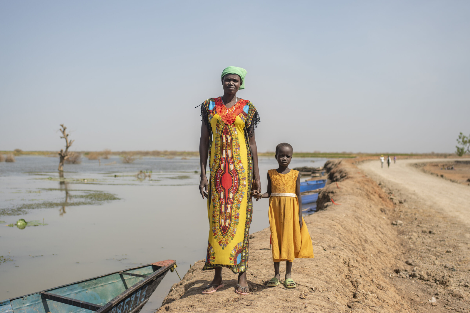 Nyayiel Riek Jal Wuor vluchtte met haar vier kinderen naar Bentiu nadat het overstromingswater haar huis had bereikt. © UNHCR/Andrew McConnell