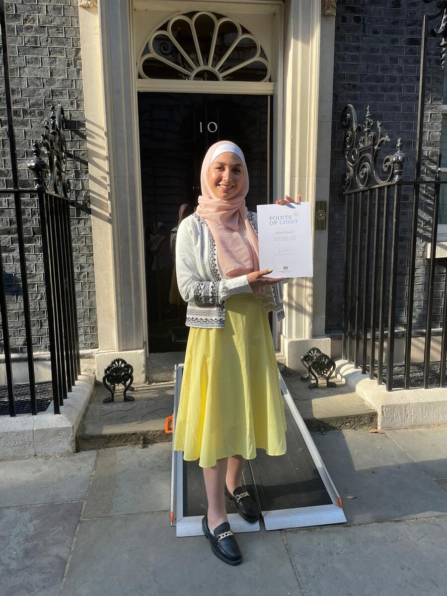 مايا غزال أمام مكتب رئاسة وزراء المملكة المتحدة (رقم 10 داونينغ ستريت) في حفل الاحتفال بـ &quot;نقاط الضوء&quot; المختلفة، وهي الجائزة اليومية التي تكرم المتطوعين الأفراد المتميزين والأشخاص الذين يحدثون تغييراً في مجتمعهم.