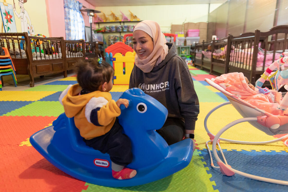 مايا غزال في مركز مجتمعي تموله المفوضية في مخيم الأزرق للاجئين السوريين.