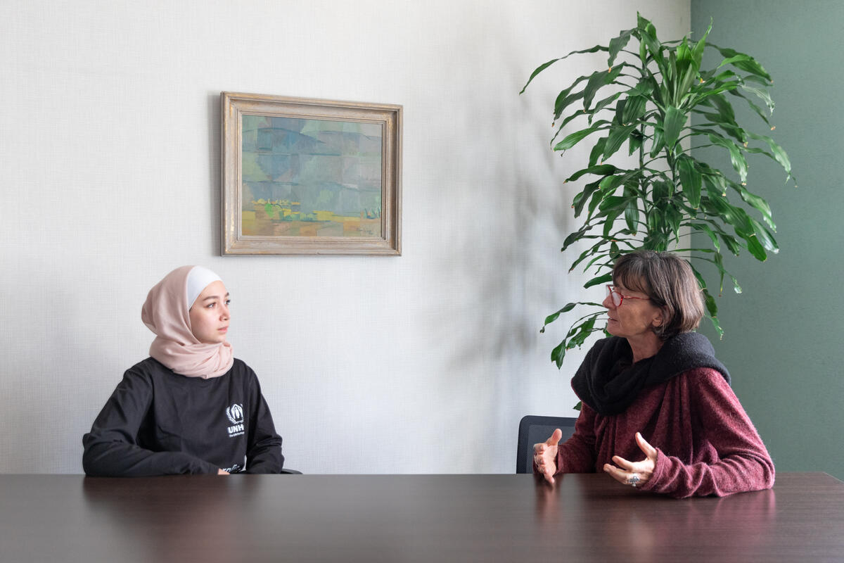 سفيرة النوايا الحسنة للمفوضية، مايا غزال ونائبة ممثل المفوضية في الأردن، مونيكا نورو.