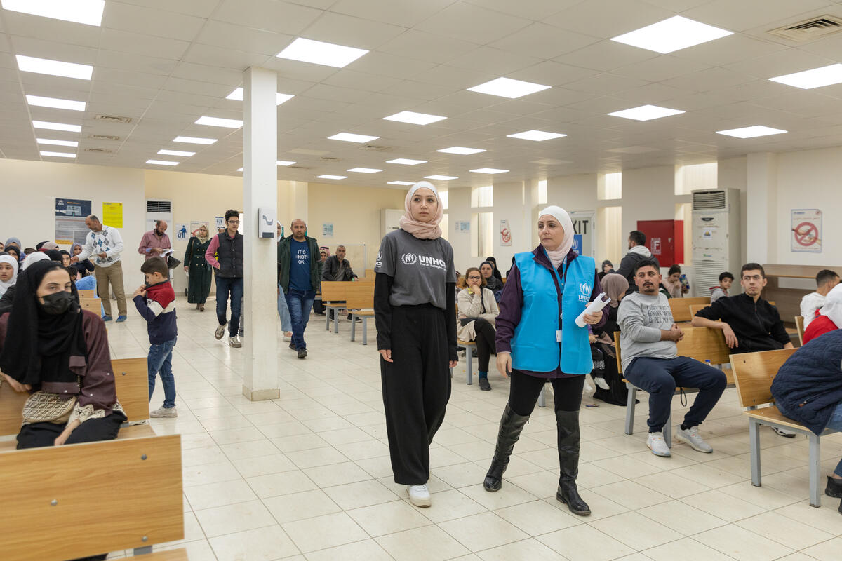 الأردن. سفيرة النوايا الحسنة للمفوضية مايا غزال تزور مركز التسجيل التابع للمفوضية في عمان