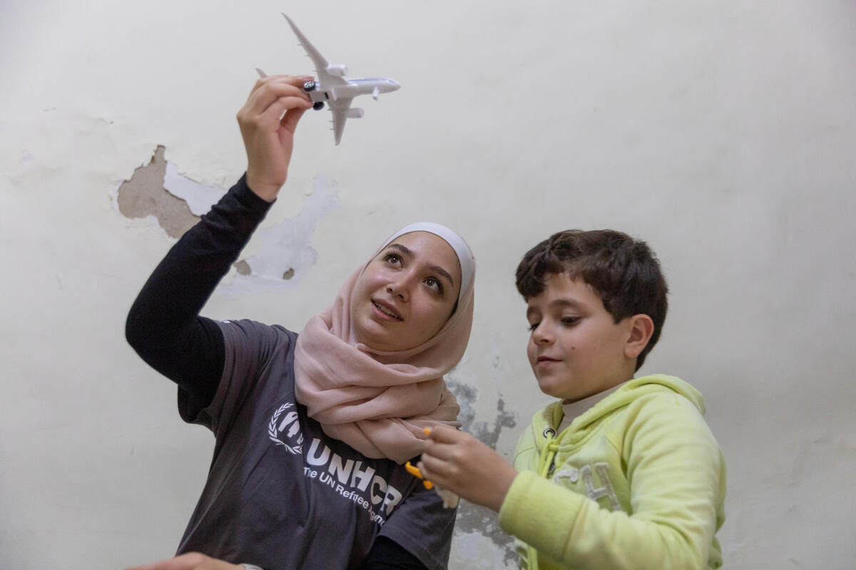 مايا غزال تلتقي بالطفل السوري نور البالغ من العمر 9 سنوات.