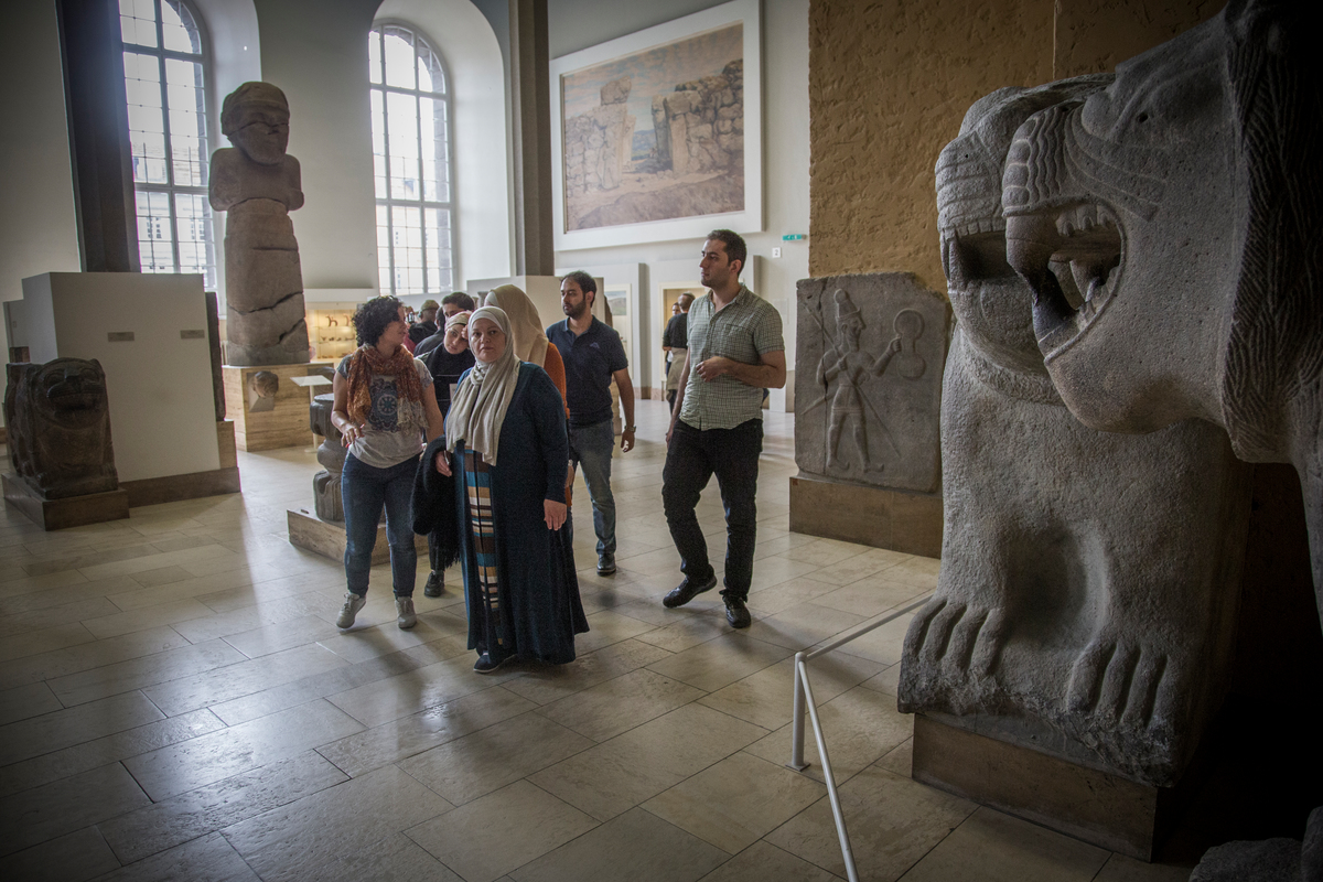 Refugee guides show Berlin's new arrivals ancient treasures from their homelands