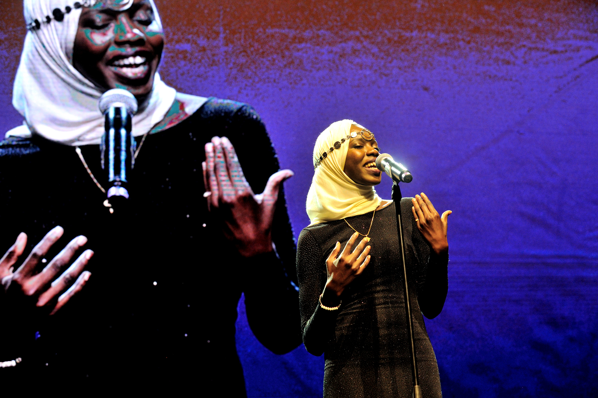 Emi Mahmoud performs at the 2016 Nansen Refugee Award ceremony