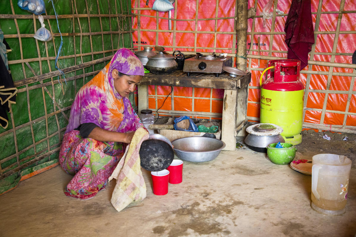 Bangladesh. Rohingya Receive Gas Stoves